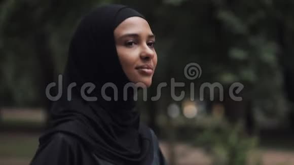 年轻的PreetyMuslin女孩穿着Hijabt跑步在公园的左侧观概念健康生活方式视频的预览图