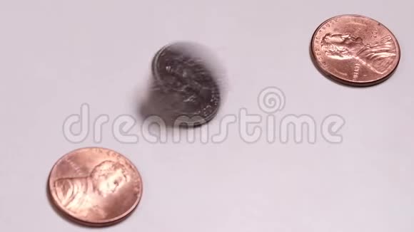 四分之一美元一角钱和两美分的白色背景小的美国硬币在桌子上旋转银行业务主题视频的预览图
