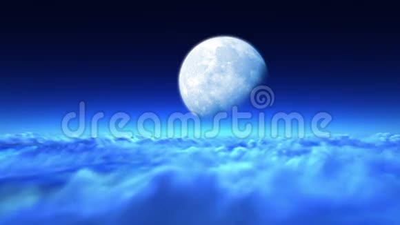 美丽的夜晚飞过云层飞向月亮视频的预览图
