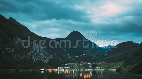 挪威吉兰格福乔德在阳光明媚的夏日里吉朗格的夜景著名的挪威地标视频的预览图