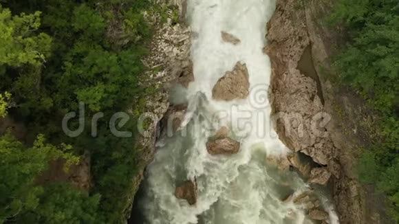 下降到深深的哈卓克峡谷到一条快速的白色溪流的山区河流贝拉亚美丽的河景视频的预览图