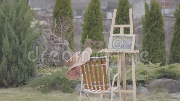 后景的高大少女画家走过来坐在木架前画一画女士在抽烟视频的预览图