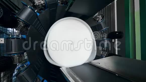 一个工厂的圆形输送机上有一堆白色的击球视频的预览图