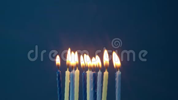 一些蓝色背景上的蜡烛被吹走了视频的预览图