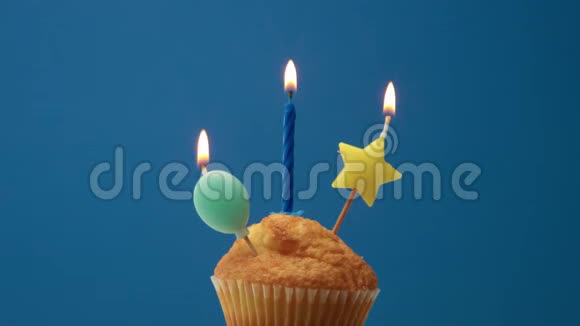 蓝色背景上有蜡烛装饰的松饼视频的预览图