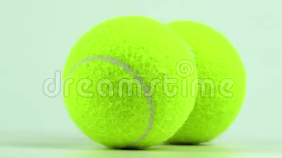 旋转两个网球特写慢动作4K视频视频的预览图