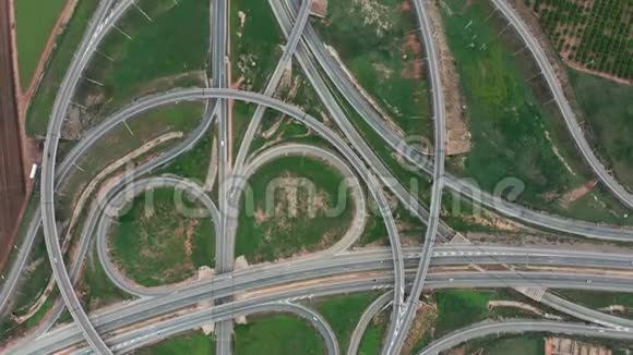 空中观景高速公路多层次连接道路与移动汽车汽车正在一个多层次的道路交叉口行驶视频的预览图