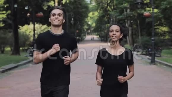 男女朋友穿着慢跑裤在公园里跑步的年轻人健康的概念视频的预览图
