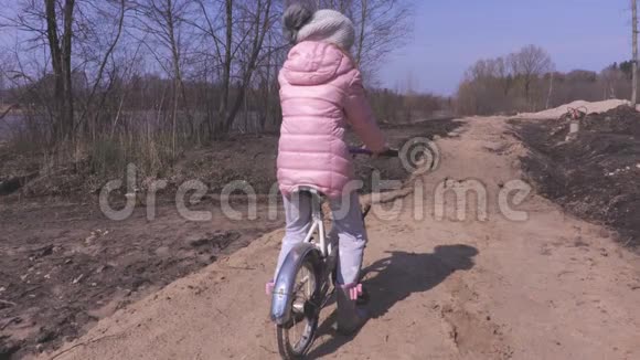 骑自行车的小女孩视频的预览图
