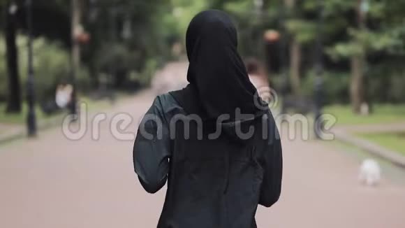 年轻的PreetyMuslin女孩穿着Hijabt跑步在公园后侧观概念健康生活方式视频的预览图