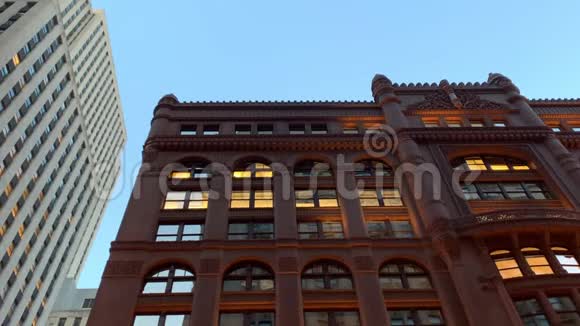 黄昏时芝加哥建筑的低角度视野办公室灯光闪烁视频的预览图