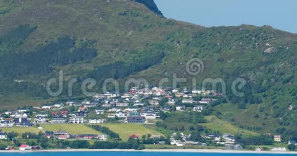 基斯克挪威对阿尔松德群岛的看法吉斯克岛海岸的房子阳光明媚的夏日吉斯克岛视频的预览图