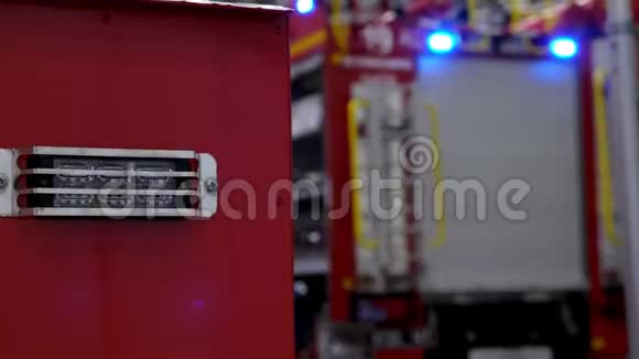 红色消防车的蓝色闪光灯视频的预览图