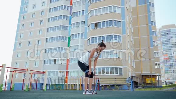 房子院子里邋遢的女人从事健身用橡胶用橡皮向侧面行走的蹲视频的预览图