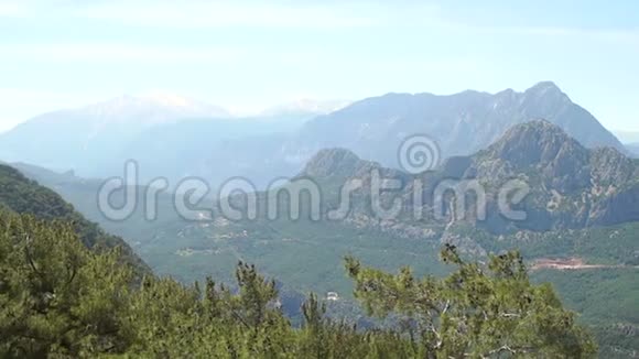 山的景色和地中海沿岸高山的景色视频的预览图