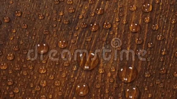 雨滴中棕色木质纹理背景轮换棕色的木材表面视频的预览图