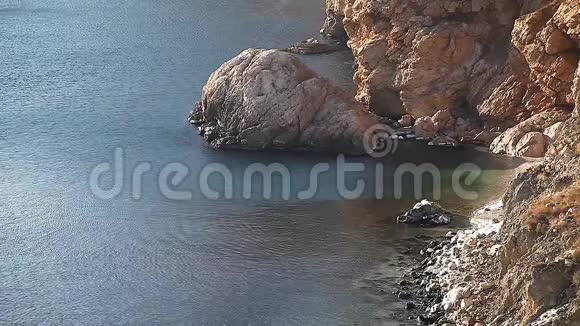 美丽的自然景观海洋岩石海岸视频的预览图