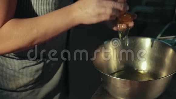 女人把蛋白和蛋黄快速分开把蛋清倒入碗里视频的预览图