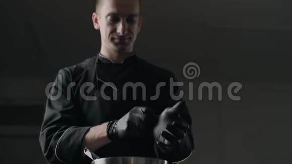 巧克力者戴上黑色橡胶手套用糖果和手工制作的巧克力棒全高清道具总部422视频的预览图