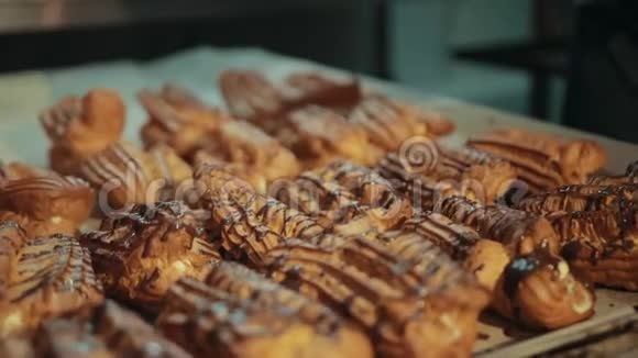 烤制的法国传统的利润饼用融化的黑巧克力冰敷视频的预览图