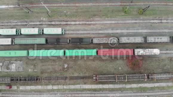 城市工业部分的货运列车和铁路轨道的无人机顶视图铁路上有货物的瓦贡人工业方面视频的预览图