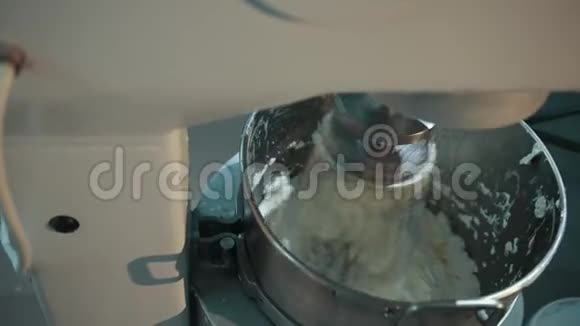 在不锈钢电动搅拌机中配制香甜可口的奶油视频的预览图