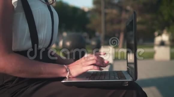 女性手在笔记本电脑上打字侧视女人对工作很生气关上笔记本电脑双手紧闭视频的预览图