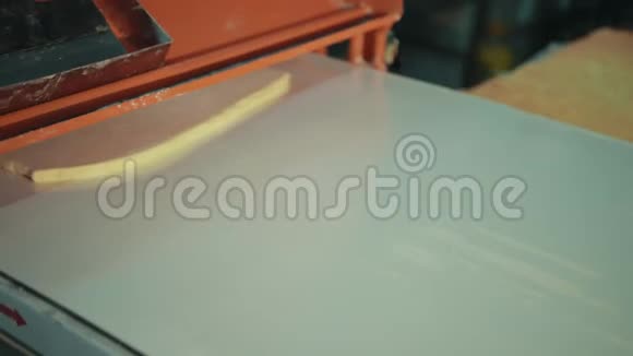 自动拉伸机中的整形压扁弹性白面团视频的预览图