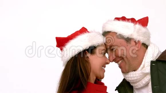 幸福的夫妻抱着圣诞礼物视频的预览图