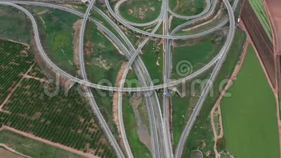 空中观景高速公路多层次连接道路与移动汽车汽车正在一个多层次的道路交叉口行驶视频的预览图