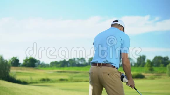 有经验的高尔夫球手在球场平局击球后视视频的预览图