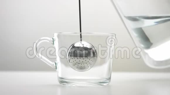 透明杯配茶匙酿造茶最低限度镜头视频的预览图