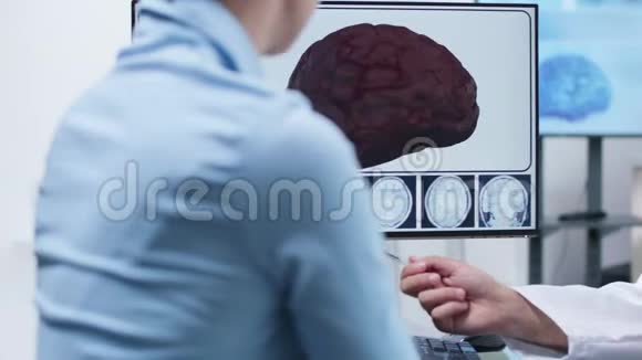 把医生的手显示到三维大脑模拟中视频的预览图