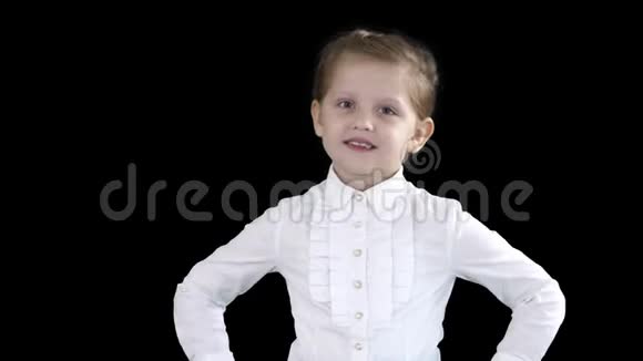 小女孩摆出不同的姿势阿尔法频道视频的预览图