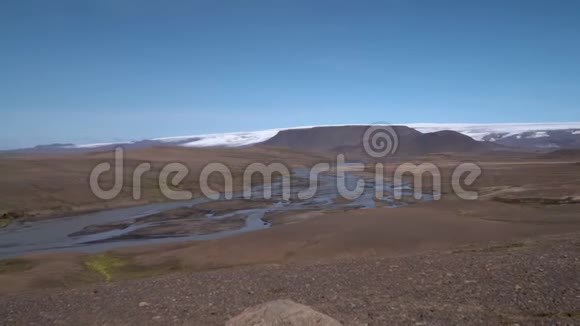 穿红衣服的女孩去冰岛旅行视频的预览图