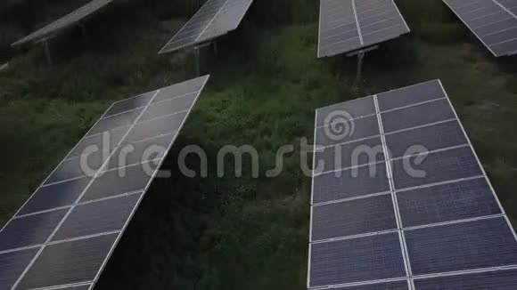 太阳能农场太阳能电池板的鸟瞰图视频的预览图