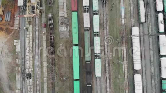 在工业城市部分在装载货物的列车货车上飞行离开工业火车站货物集装箱工业视频的预览图