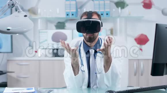 戴VR护目镜的神经学家在三维空间学习大脑视频的预览图