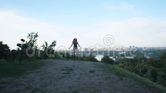 镜头的动作女孩跳安果跳她在公园里4K慢慢视频的预览图