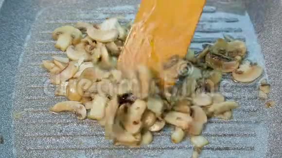 香蒲菇用油煎在锅里视频的预览图