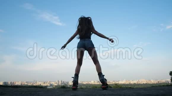 一个身材好的女孩在穿鞋跳鞋呼吸新鲜空气4K慢慢视频的预览图
