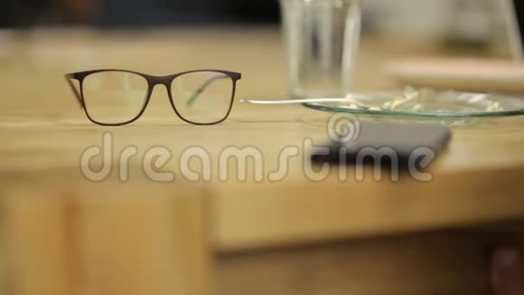 桌子上的眼镜视频的预览图