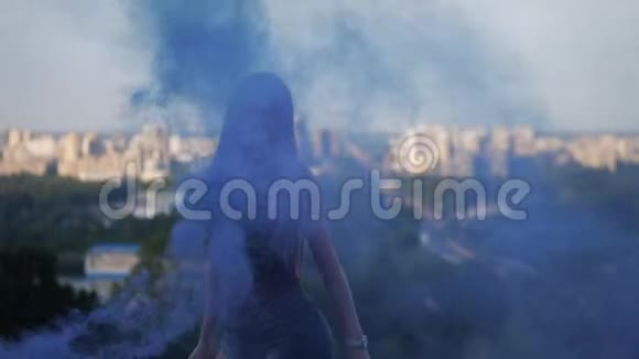 一个带着蓝色烟雾的性感女孩在烟雾的背景下优雅地跳舞4K慢慢视频的预览图