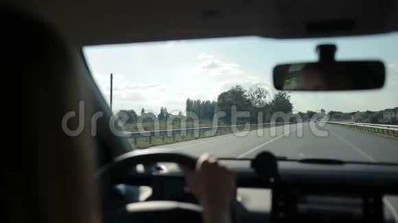 汽车在阳光下行驶在高速公路上视频的预览图