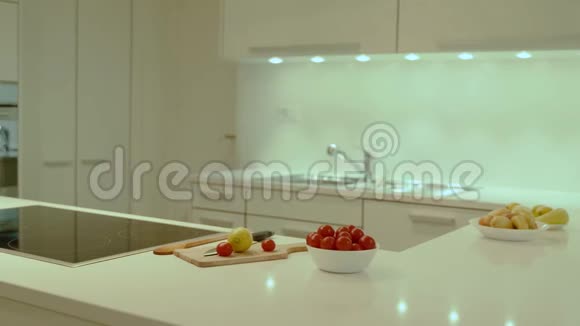 具有白色厨房石英台面电动厨房台面和厨房水槽的现代厨房基础柜的慢速运动作为厨房视频的预览图