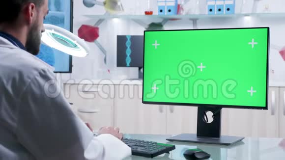医生正在用绿色屏幕输入电脑键盘视频的预览图