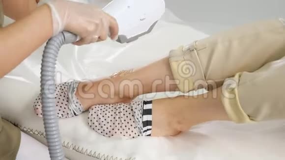双手在脚踝近景上做激光防痕手术视频的预览图