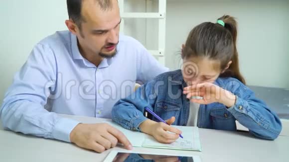 小女孩一边哭一边做作业一个严厉的父亲视频的预览图