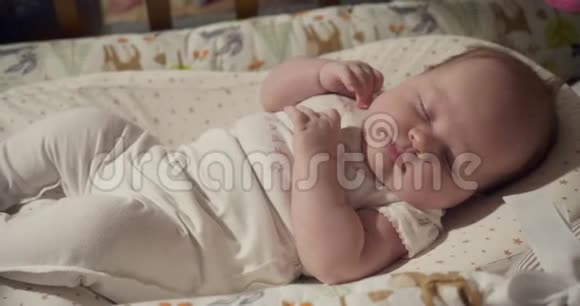 睡在婴儿床上的可爱的女婴视频的预览图