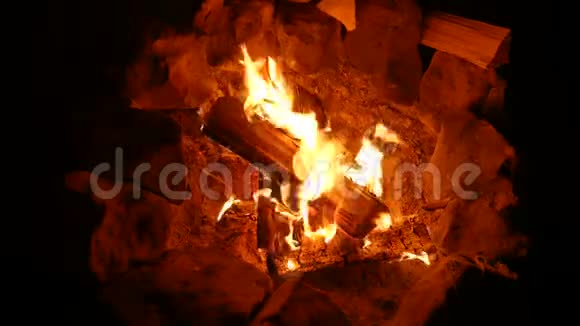 露天的篝火篝火上覆盖着石头视频的预览图